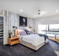 Sunset Penthouse Couples Retreat close to Airlie Beach Champagne on arrival - Winery Find