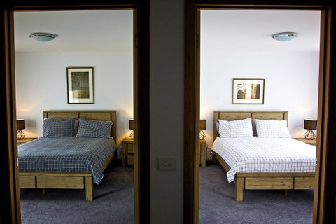 Penguin Beachfront Apartments - Winery Find 26
