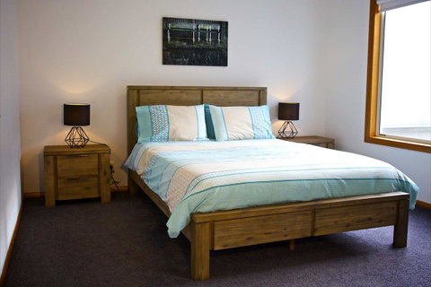 Penguin Beachfront Apartments - Winery Find 10