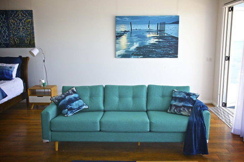 Penguin Beachfront Apartments - Winery Find 12