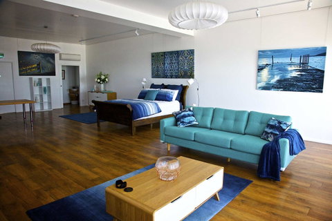 Penguin Beachfront Apartments - Winery Find 3