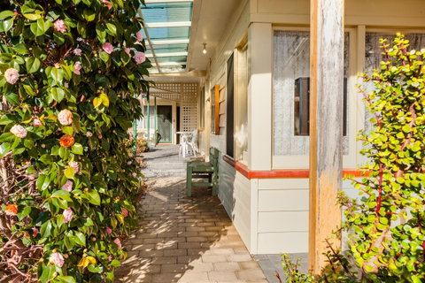 Wintersun Gardens Motel - Winery Find 22