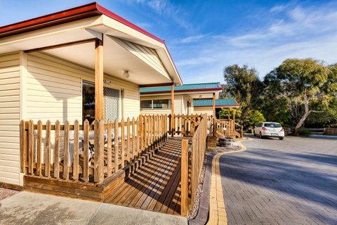 Wintersun Gardens Motel - Winery Find 6