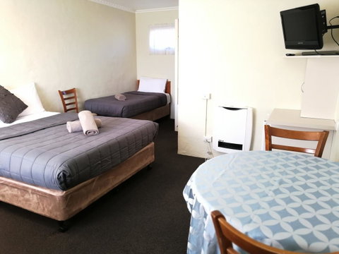 Wintersun Gardens Motel - Winery Find 11