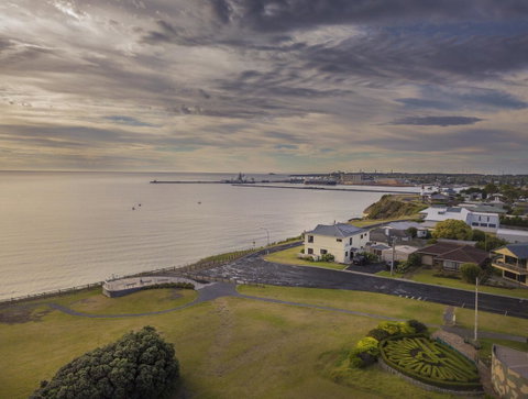 Clifftop Apartments Portland Vic - Winery Find 3