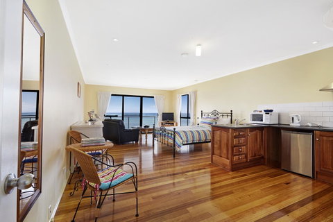 Clifftop Apartments Portland Vic - Winery Find 2