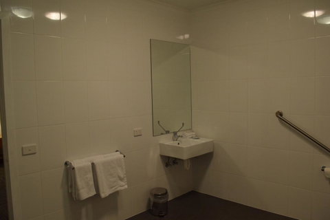 CROWN CENTRAL BUSINESS DISTRICT MOTEL - NO UNDER 18s - Winery Find 39