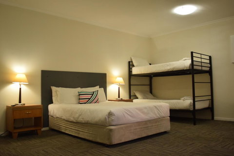 CROWN CENTRAL BUSINESS DISTRICT MOTEL - NO UNDER 18s - Winery Find 40