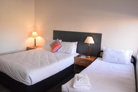 CROWN CENTRAL BUSINESS DISTRICT MOTEL - NO UNDER 18s - Winery Find 31