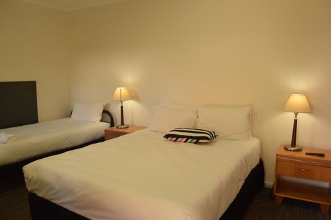 CROWN CENTRAL BUSINESS DISTRICT MOTEL - NO UNDER 18s - Winery Find 37