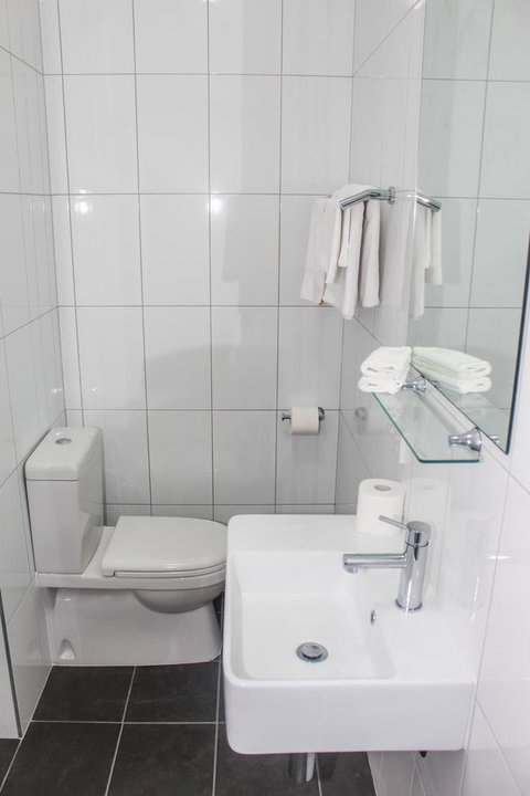 CROWN CENTRAL BUSINESS DISTRICT MOTEL - NO UNDER 18s - Winery Find 17