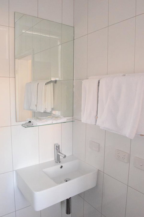 CROWN CENTRAL BUSINESS DISTRICT MOTEL - NO UNDER 18s - Winery Find 29