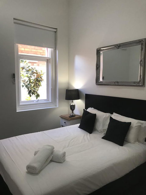 CROWN CENTRAL BUSINESS DISTRICT MOTEL - NO UNDER 18s - Winery Find 18