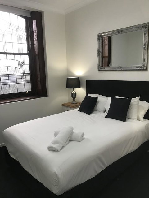 CROWN CENTRAL BUSINESS DISTRICT MOTEL - NO UNDER 18s - Winery Find 0