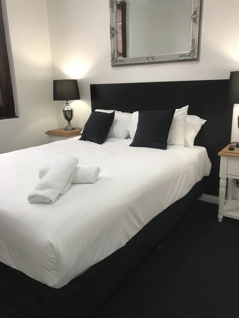 CROWN CENTRAL BUSINESS DISTRICT MOTEL - NO UNDER 18s - Winery Find 19