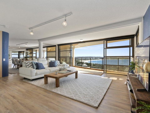 The Penthouse @ Point Cartwright - INSTANT HOTEL WINNER 2019 - Winery Find 0