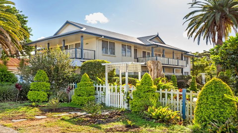 Tokelau 3 - Tuncurry Townhouse - Winery Find 0