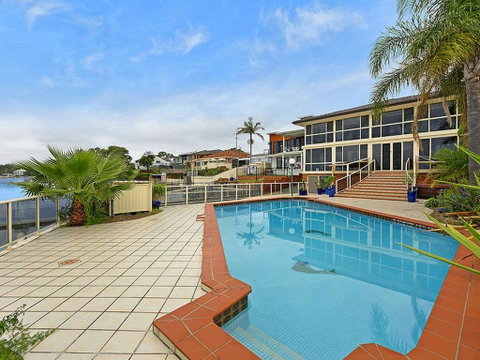 Toukley Waterfront House - Winery Find 2