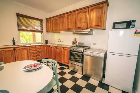 Treasure On Bagot-Free Wifi/Netflix-Close To CBD - Winery Find 3