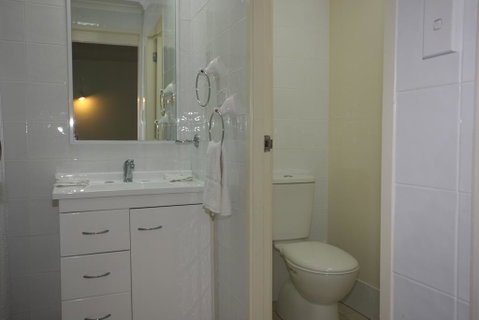 Tuncurry Lakes Resort - Winery Find 1