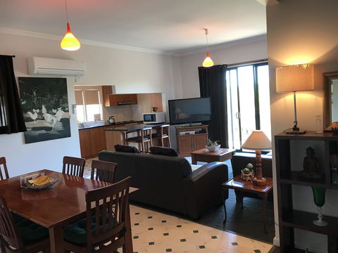 Hillâ€™s Creek Holiday Home - Winery Find 8