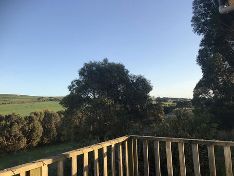 Hillâ€™s Creek Holiday Home - Winery Find 12