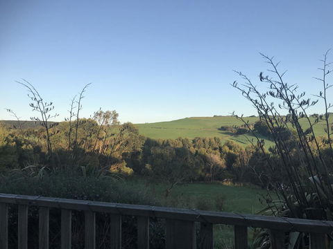 Hillâ€™s Creek Holiday Home - Winery Find 16