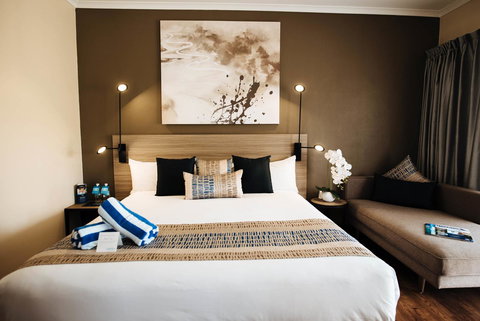 Mantra Club Croc - Winery Find 13