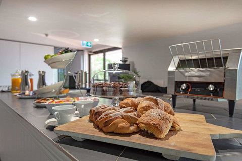Econo Lodge Toowoomba Motel & Events Centre - Winery Find 7