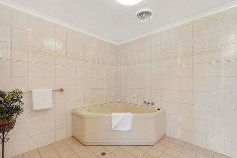 Econo Lodge Toowoomba Motel & Events Centre - Winery Find 21