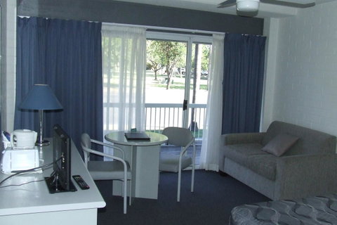 Dalby Manor Motor Inn - Winery Find 37