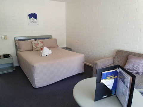 Dalby Manor Motor Inn - Winery Find 7