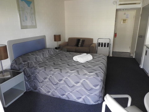 Dalby Manor Motor Inn - Winery Find 11
