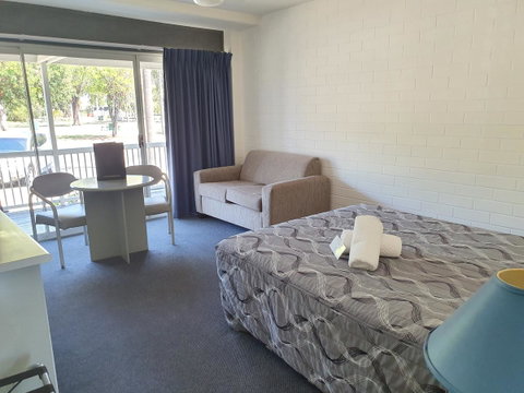 Dalby Manor Motor Inn - Winery Find 1