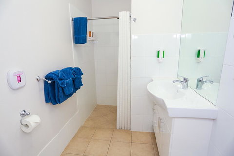 Port Douglas Motel - Winery Find 13