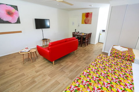 Port Douglas Motel - Winery Find 7