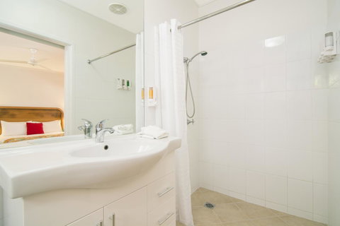 Port Douglas Motel - Winery Find 39