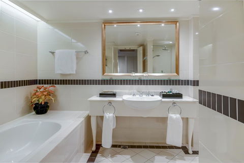 InterContinental Sanctuary Cove Resort, An IHG Hotel - Winery Find 5