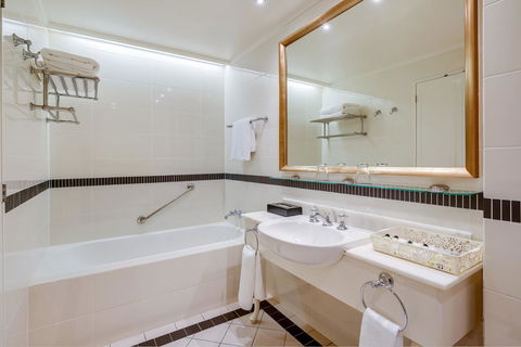 InterContinental Sanctuary Cove Resort, An IHG Hotel - Winery Find 8