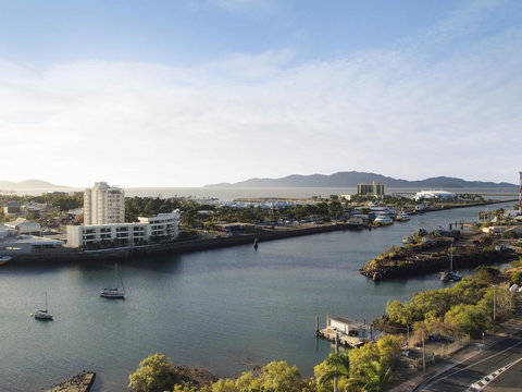 Oaks Townsville Metropole Hotel - Winery Find 3