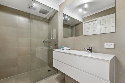 Dockside Apartments Mooloolaba - Winery Find 22
