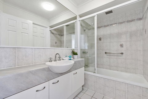 Dockside Apartments Mooloolaba - Winery Find 9