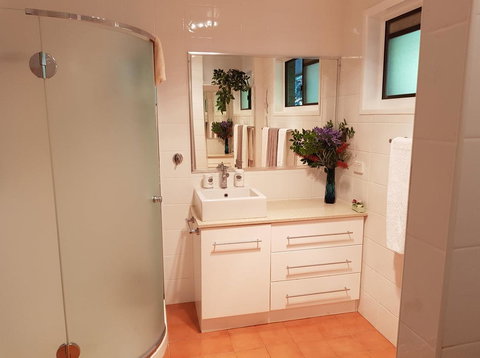 Manitzky Magic -B&B Home With Heart - Winery Find 7