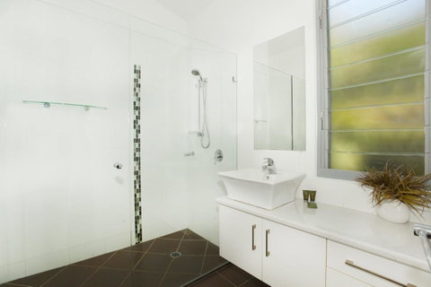 224 Centenary Heights Road Coolum Beach, 500 Dollar Bond, Linen Included - Winery Find 10