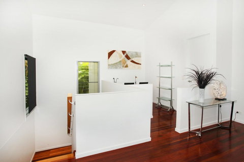 224 Centenary Heights Road Coolum Beach, 500 Dollar Bond, Linen Included - Winery Find 7