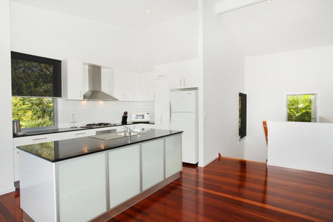224 Centenary Heights Road Coolum Beach, 500 Dollar Bond, Linen Included - Winery Find 1