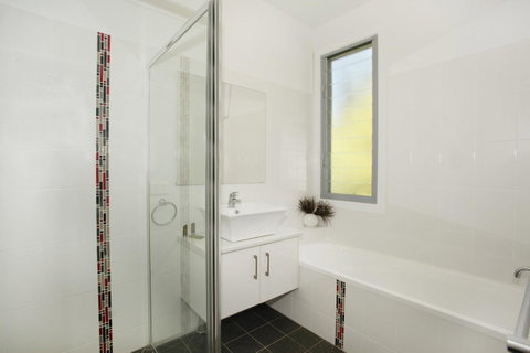 224 Centenary Heights Road Coolum Beach, 500 Dollar Bond, Linen Included - Winery Find 9
