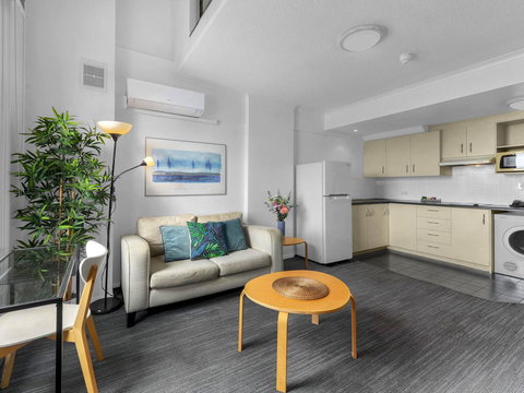 Central Brunswick Apartment Hotel - Winery Find 16