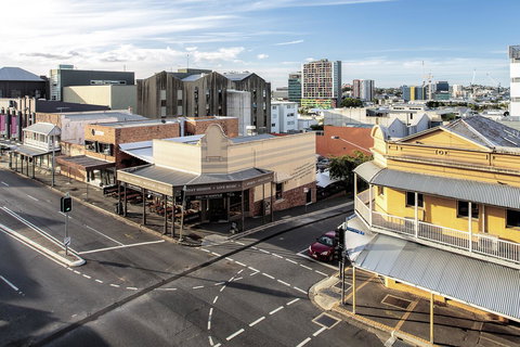 Central Brunswick Apartment Hotel - Winery Find 32