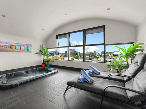 Central Brunswick Apartment Hotel - Winery Find 11